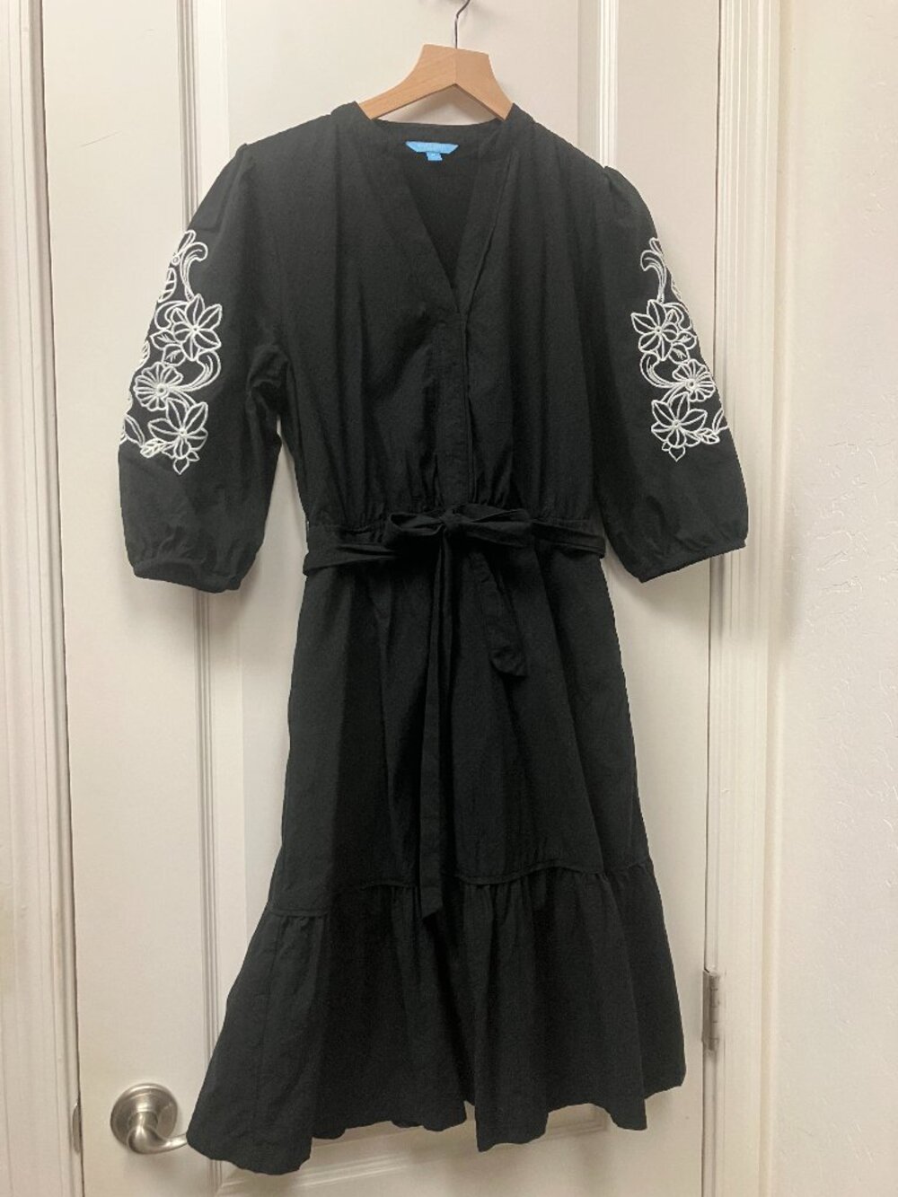 Draper James Embroidered Puff sleeves tie waist v-neck dress, size M